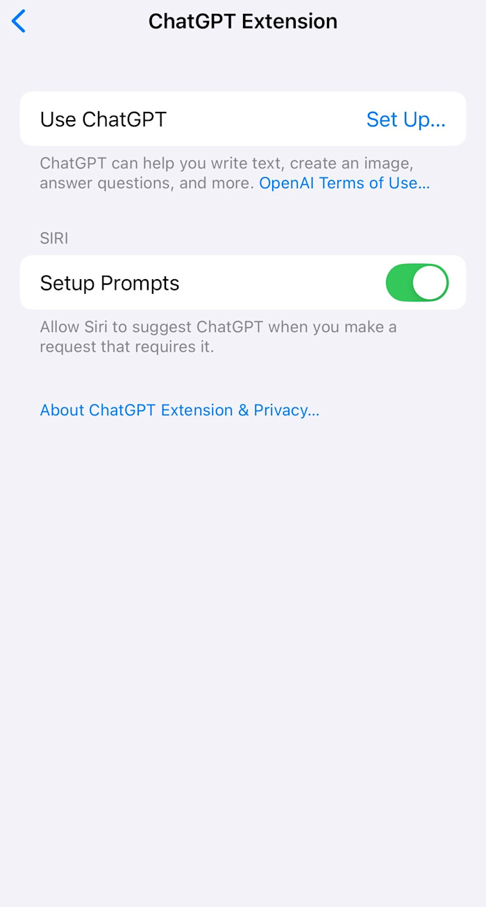 官方截图：iOS 设置里的「ChatGPT Extension」页面，Use ChatGPT 旁有 Set Up 按钮，下方有 Siri 的 Setup Prompts 开关（英文界面）