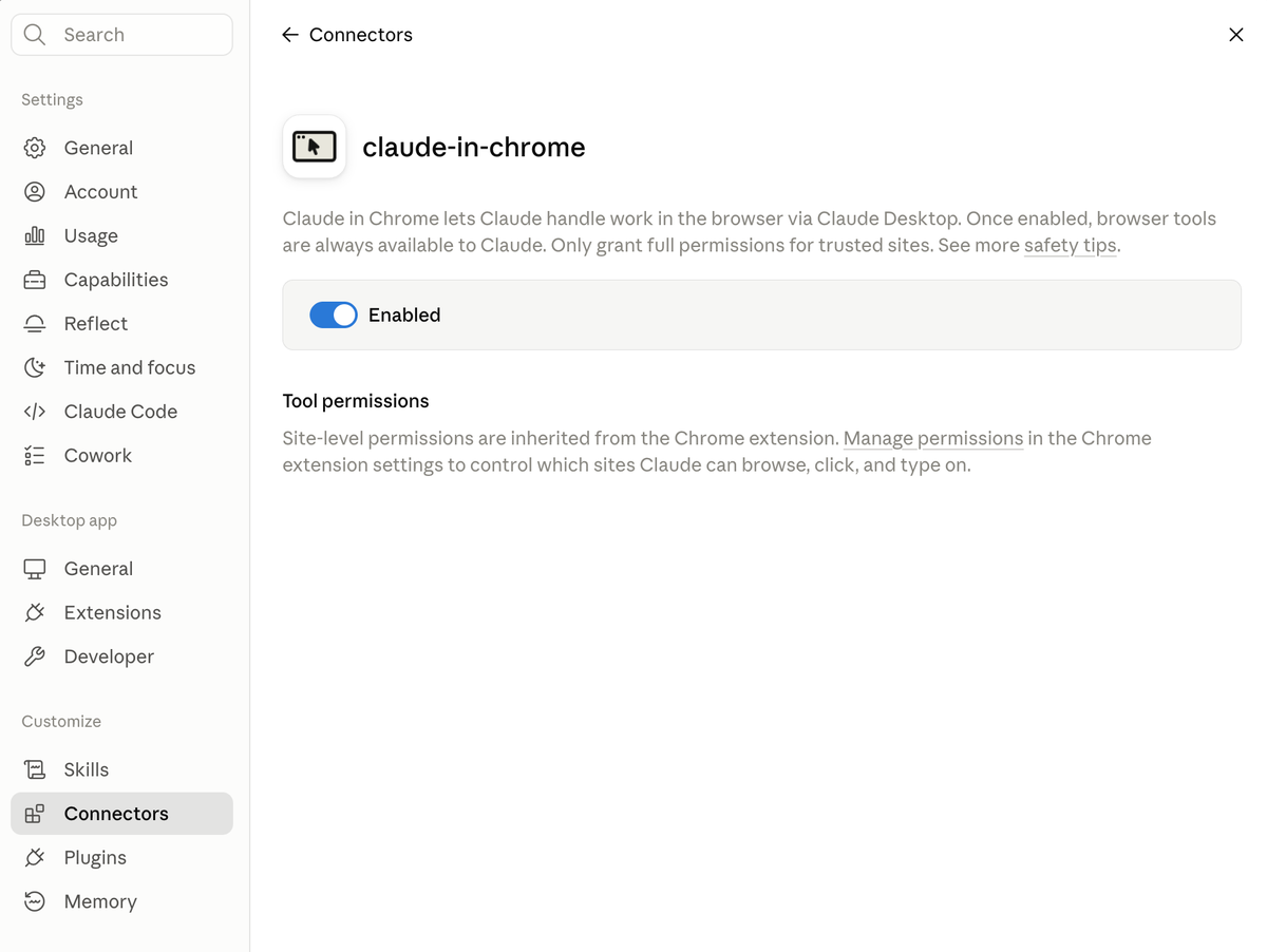 Claude 桌面版「设置 → Connectors」里的 claude-in-chrome 页面：打开 Enabled 开关，网站级权限沿用 Chrome 扩展里的设置