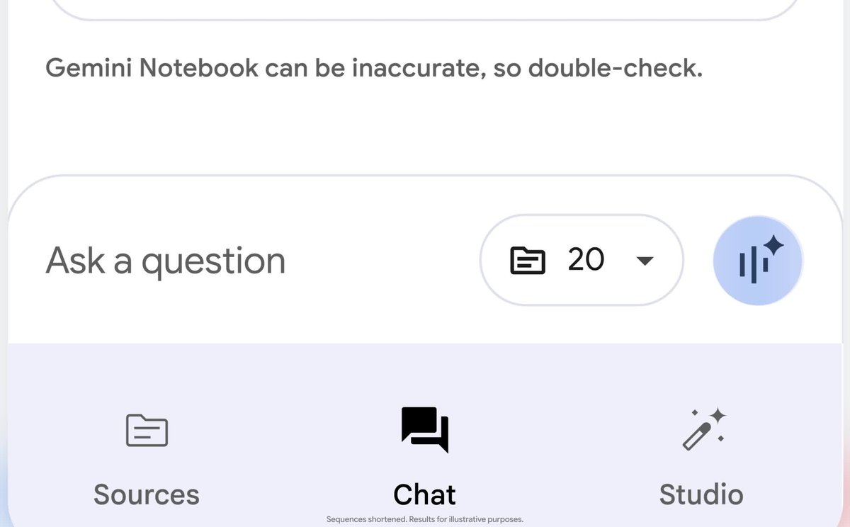 2026 年 9 月官方博客视频封面：App 底部的「Sources / Chat / Studio」三个标签，输入框右侧是来源选择器和语音对话按钮