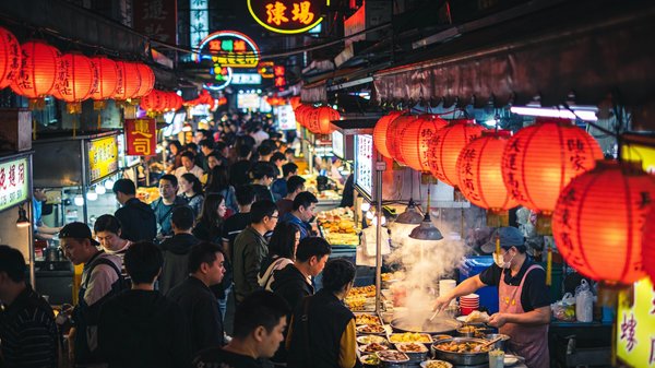 即梦提示词：烟火气夜市街拍（红灯笼 + 日光灯 + 摊位蒸汽 + 拥挤人潮，横版纪实感）